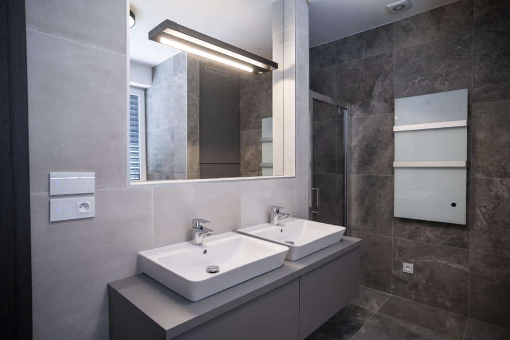 Radiátor do kúpeľne: Prečo je smart vykurovací panel lepšou voľbou? - Hevolta - Spájame technológie s pohodlím